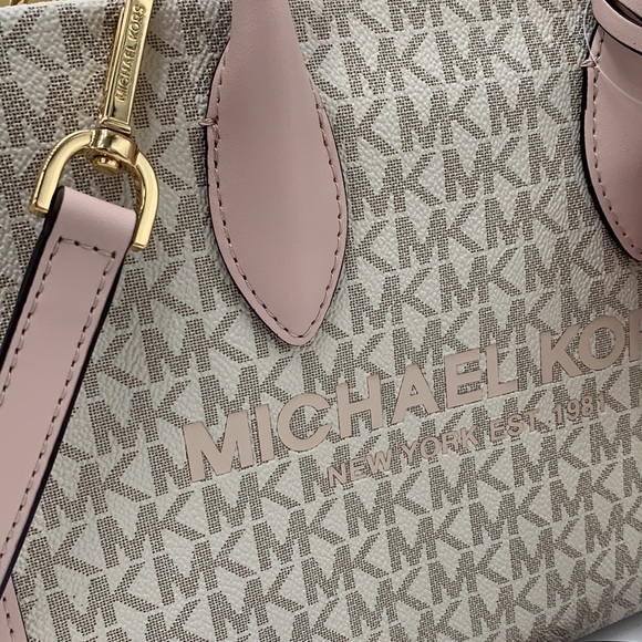 MICHAEL KORS MIRELLA SMALL
SHOPPER TOP ZIP XBODY POWDER
BLUSH MULTI SIGNATURE - Picture 8 of 15